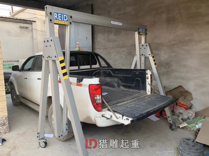 獵雕鋁合金龍門吊給重物裝車案例實拍圖